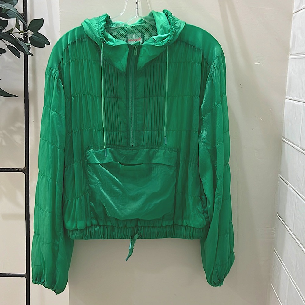 FREE movement awesome hoodie in vibrant green w/kangaroo pocket. Lightweight szS